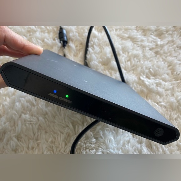 Earbuds and Router - Picture 2 of 9